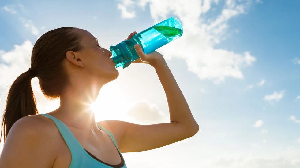 7 Anzeichen dafür, dass Sie nicht genug Wasser trinken