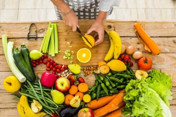 Eine Vielzahl von Obst und Gemüse, die für eine gesunde Ernährung unerlässlich sind. 