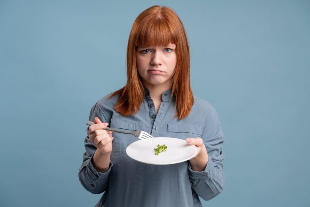 Verärgerte Frau hält einen Teller mit Essen